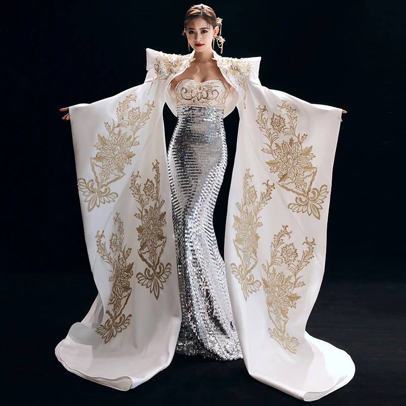 Women Fashion Show - Formal The Host's Dress Is Dignified,